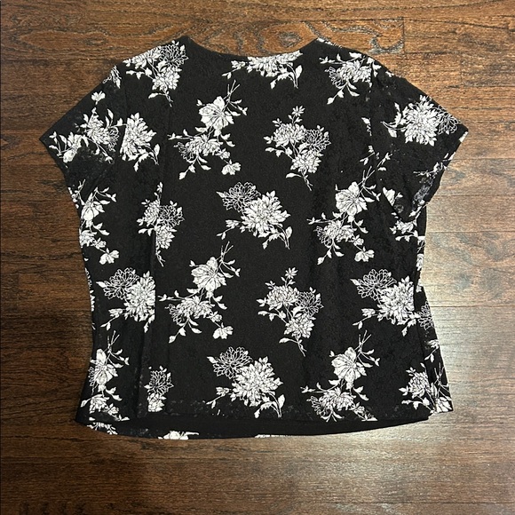Kate Hill Women’s Black and White Floral Short Sleeve Blouse Size 1X - Picture 5 of 5
